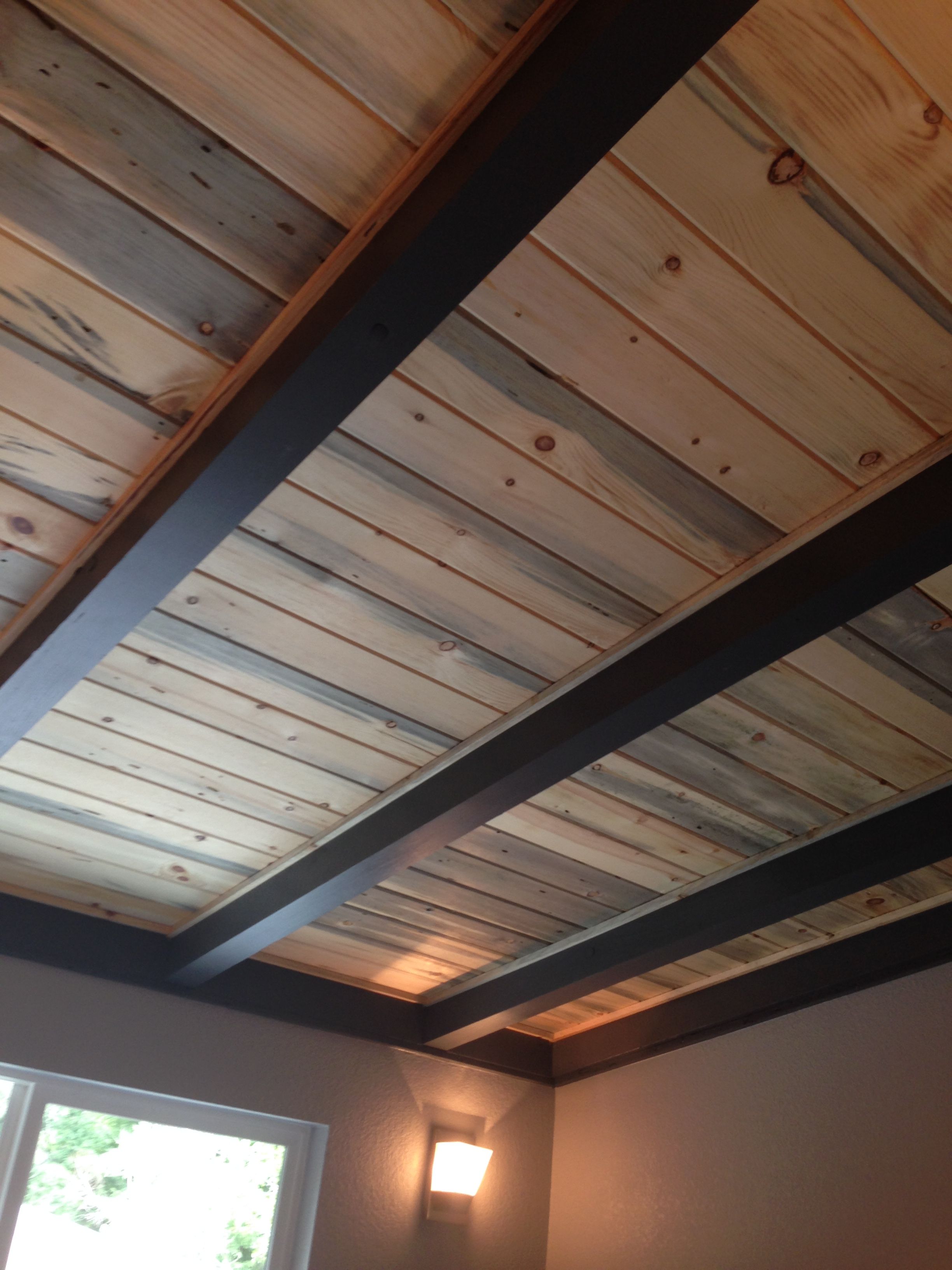 Деревянный потолок в интерьере квартиры: освещение, отделка, изготовление, монтаж, оформление, фото