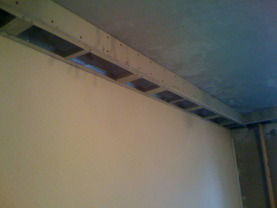 Крепление натяжного потолка к стене из гипсокартона:: как крепится натяжной потолок к коробу, можно ли крепить над окном, закладные для комбинированного потолка по периметру