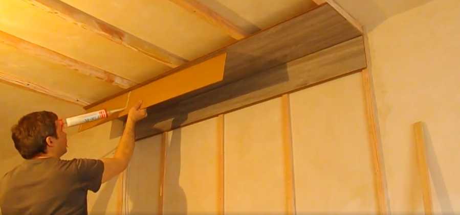 Отделка потолка ламинатом. как крепить ламинат на потолок