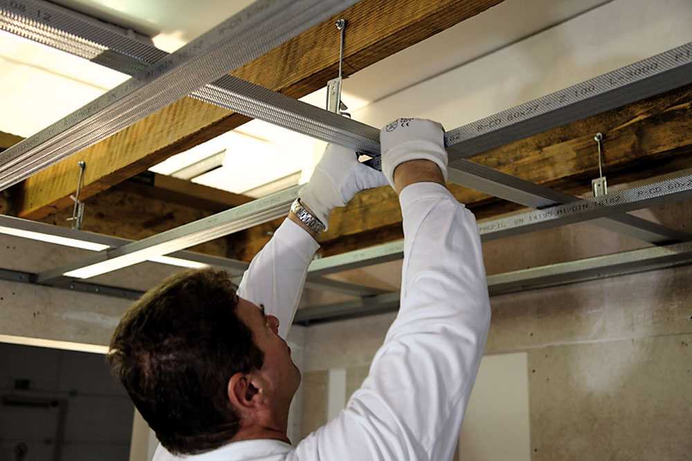 Гипсокартон на потолок без каркаса: процесс монтажа