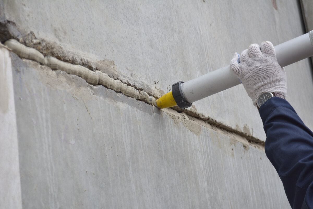 Чем заделать дыру в стене из кирпича: какие материалы применяются для ремонта дырок в кирпичных конструкциях, технология реставрации, стоимость работ