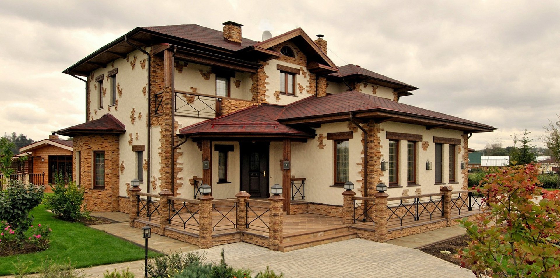 Комбинированные фасады домов