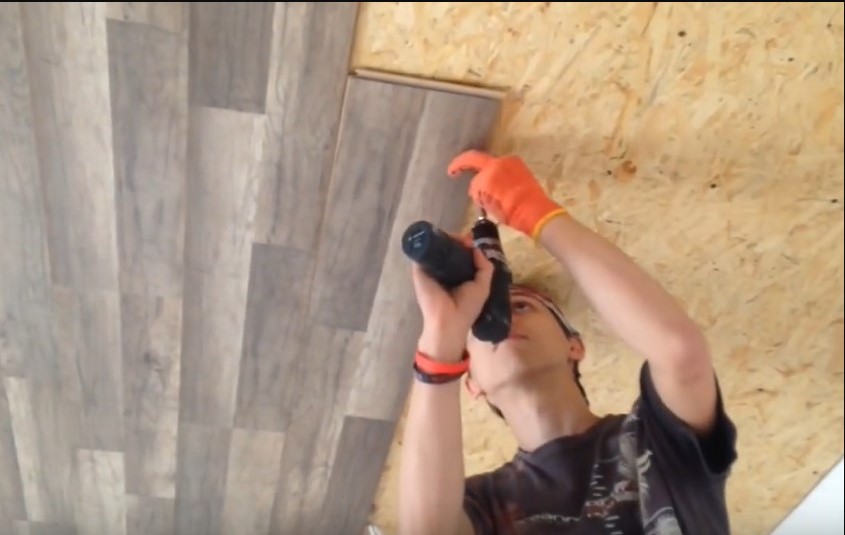 Как крепить ламинат на потолок своими руками, чем приклеить материал, особенности монтажа, фото и видео примеры