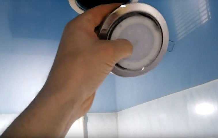Как заменить лампочку в подвесном потолке — галогенную и светодиодную. замена точечных ламп.