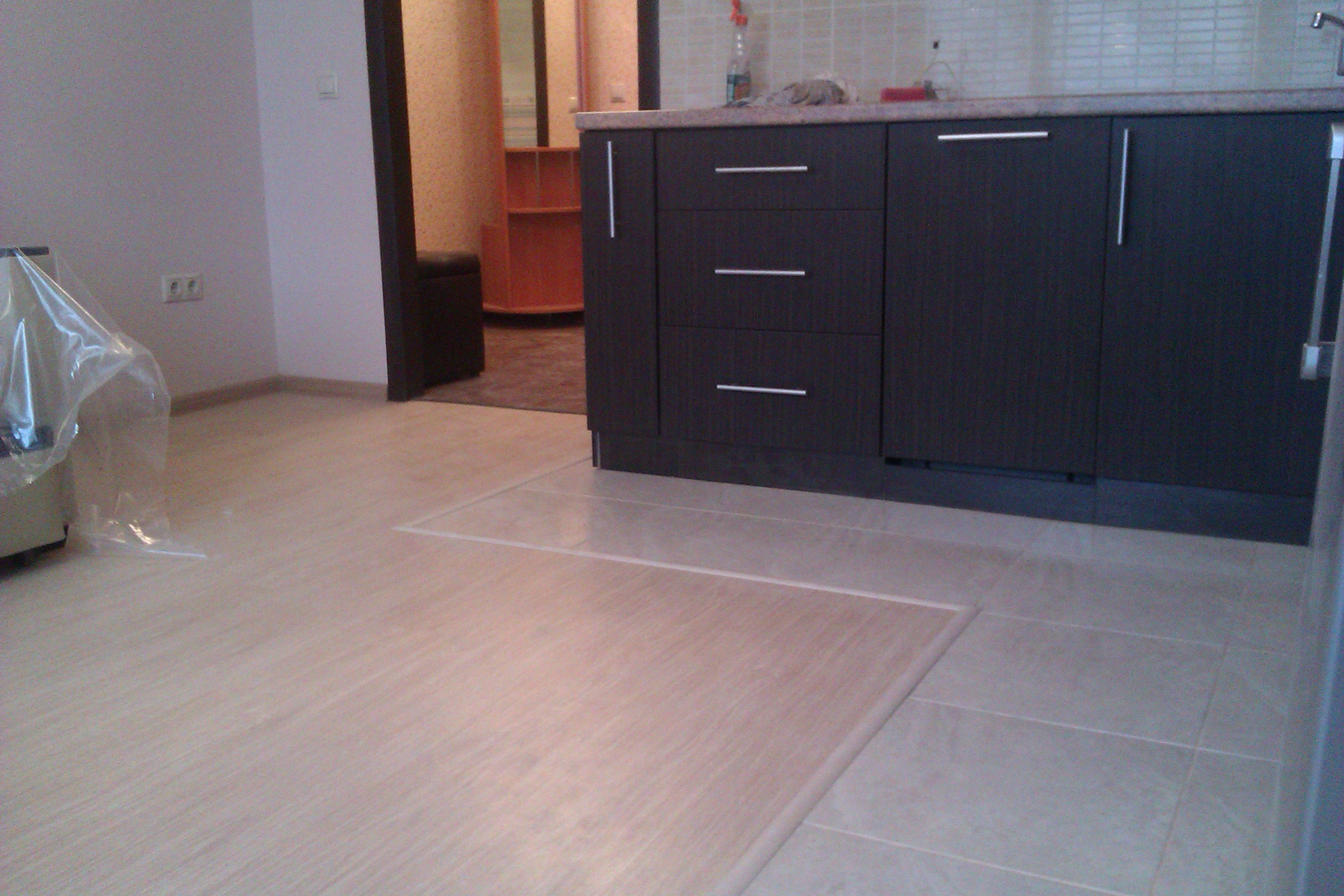 Комбинированный пол из плитки и ламината на кухне и в коридоре