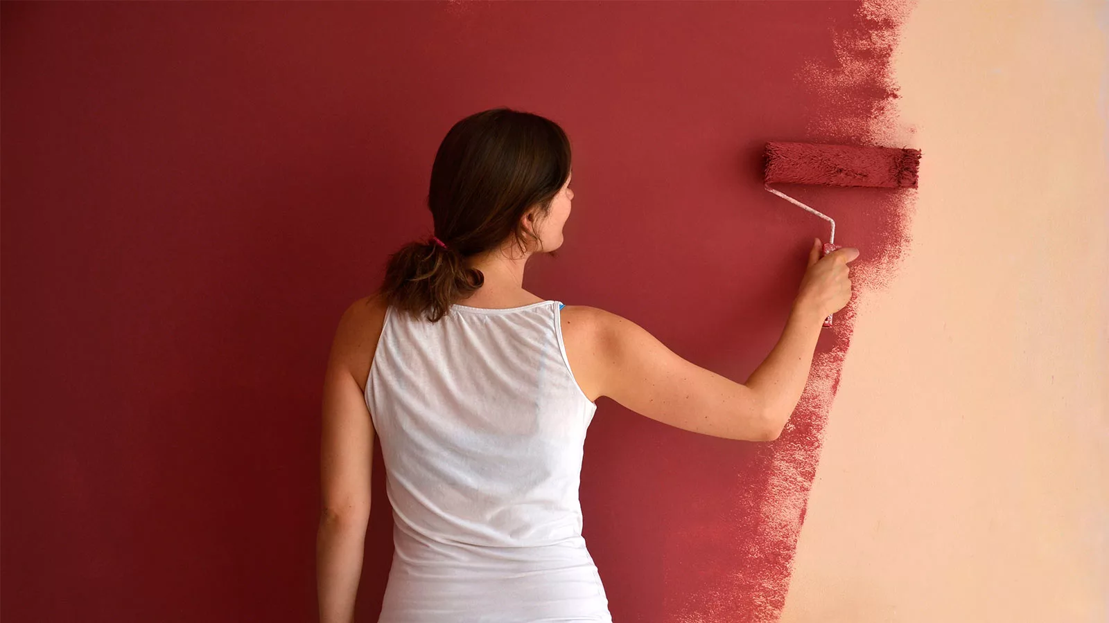 Как красить обои под покраску на стене?
