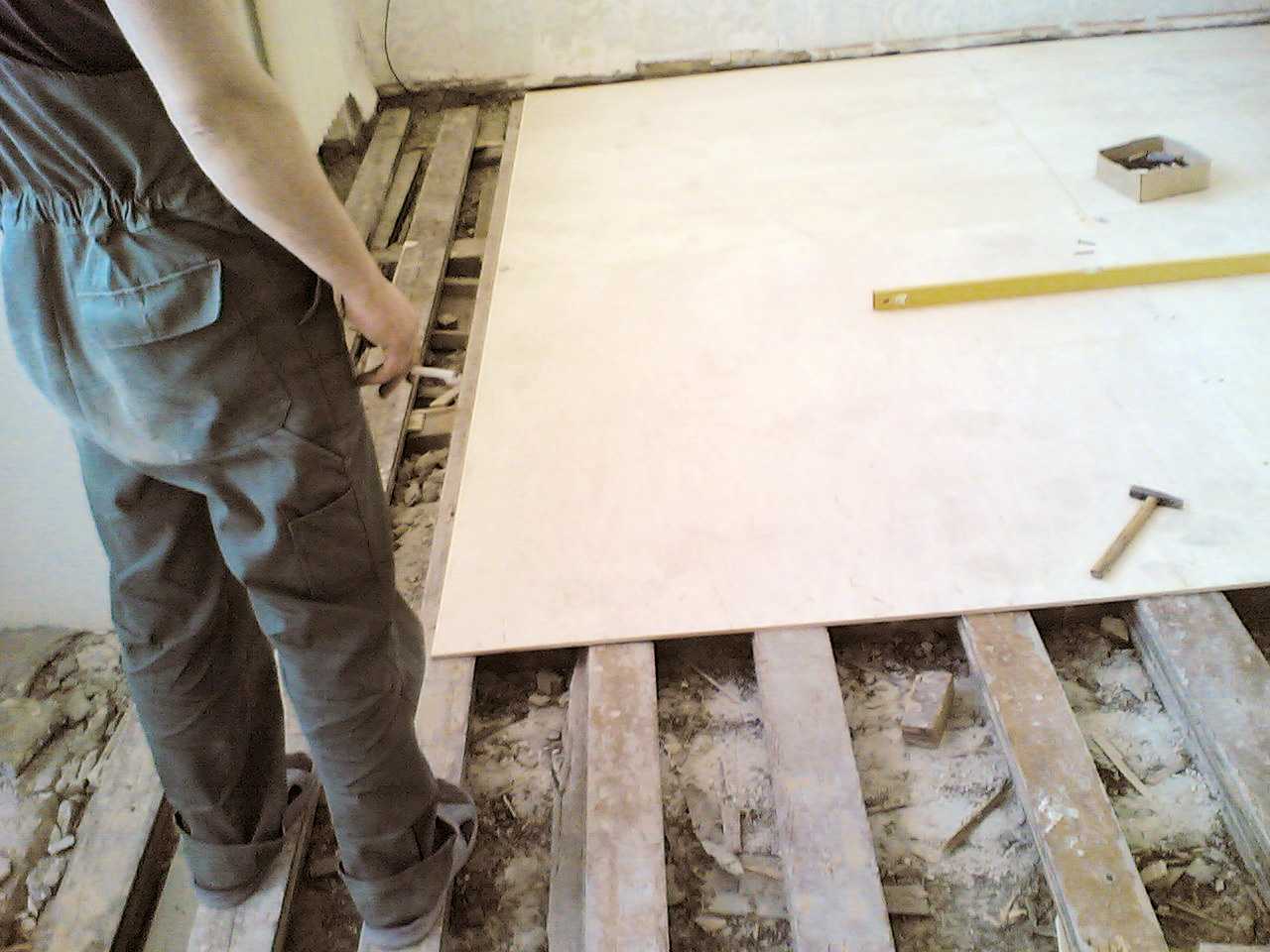 Как стелить пол дсп. укладка дсп на деревянный пол, на бетонный своими руками инструкция, фото.