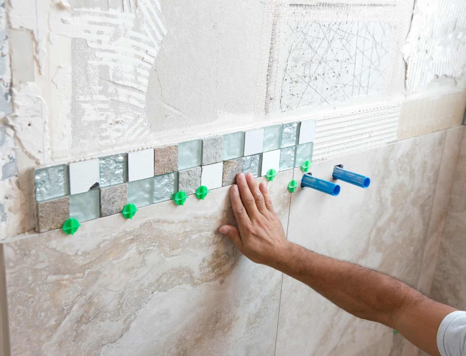 Подготовка стен в ванной под плитку: как правильно выравнивать и грунтовать?
