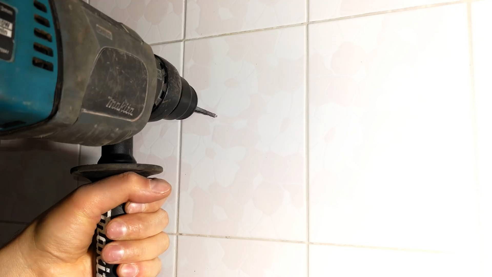 Как сверлить кафельную плитку на стене, потолке или над окном в ванной: как сделать отверстие, чтобы она не треснула и какой диаметр сверла выбирать