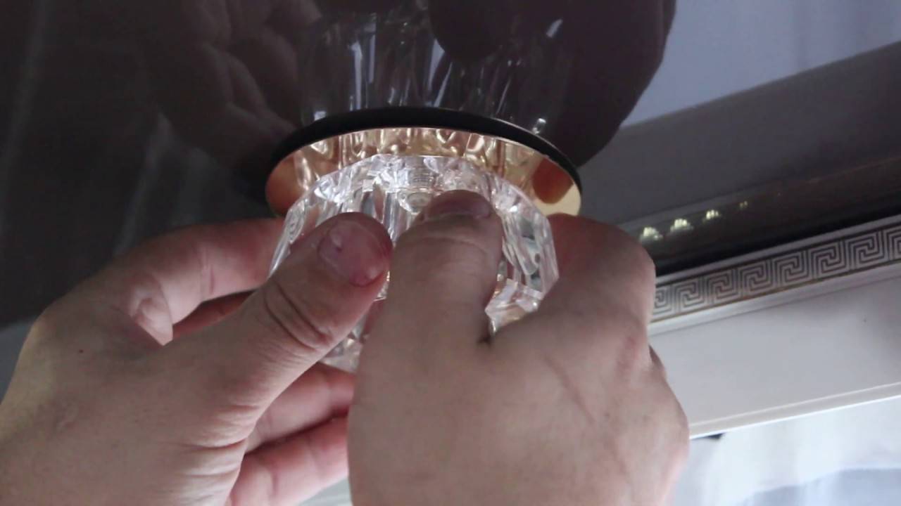 Видео-инструкция: снимаем точечный светильник с натяжного потолка