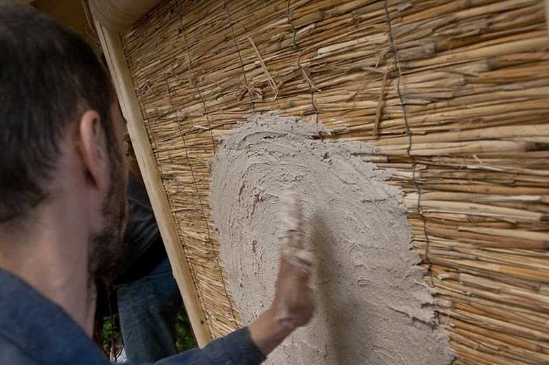 Как оштукатурить деревянную стену снаружи своими руками: пошаговая инструкция, видео