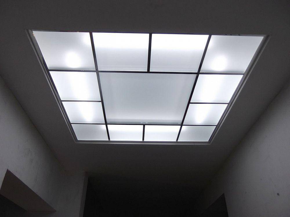 Виды и особенности стеклянных потолков с подсветкой