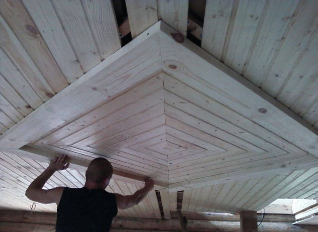 Как сделать потолок из досок, в том числе необрезных, своими руками, а также особенности, плюсы и минусы использования древесины, выбор материала, схема монтажа