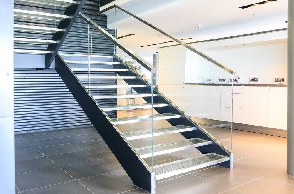 Красивые стеклянные лестницы: нестандартное украшение помещений