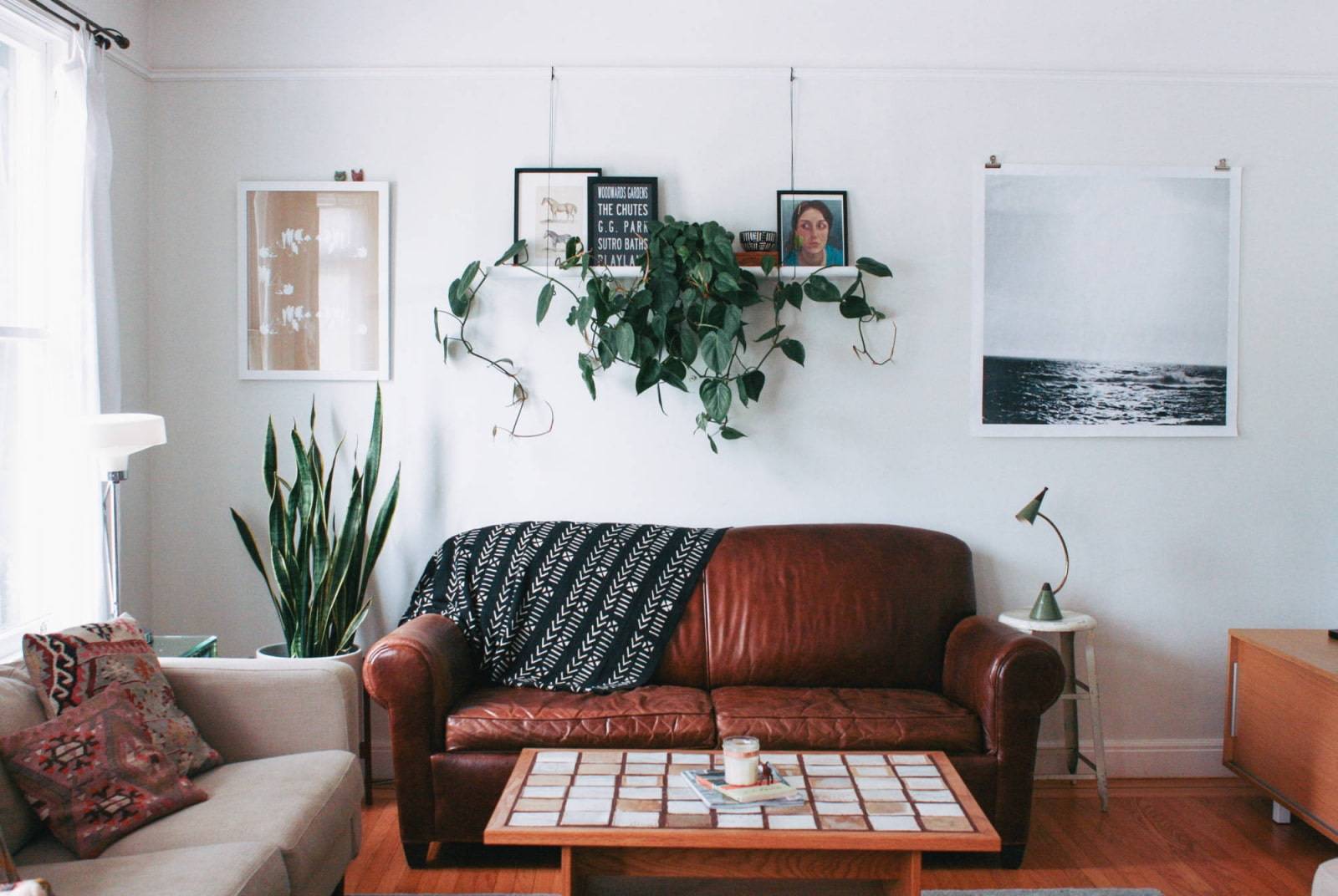 Оформление стены над диваном: лучшие дизайнерские идеи на 75 фото