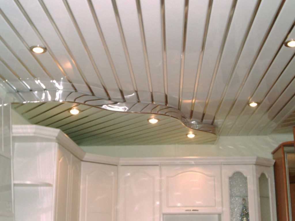 Потолок из панелей на кухне: отделка потолочным пластиком, своими руками, видео-инструкция, фото с подсказками