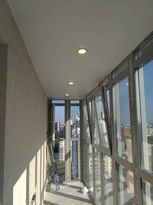 Преимущества и недостатки натяжного потолка на балконе