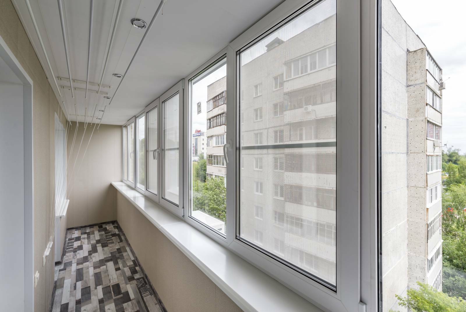 Какие окна лучше ставить на балкон раздвижные или распашные
