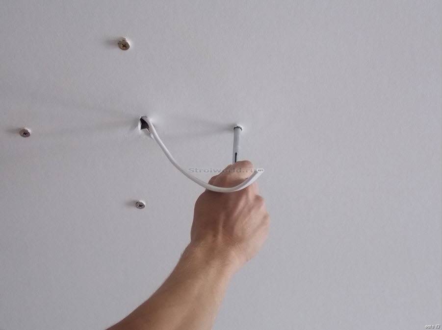 Как сделать отверстие или дырку в натяжном потолке для обвода труб