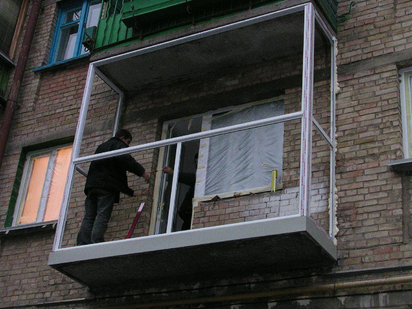 Можно ли застеклить балкон и лоджию: новый закон в 2022