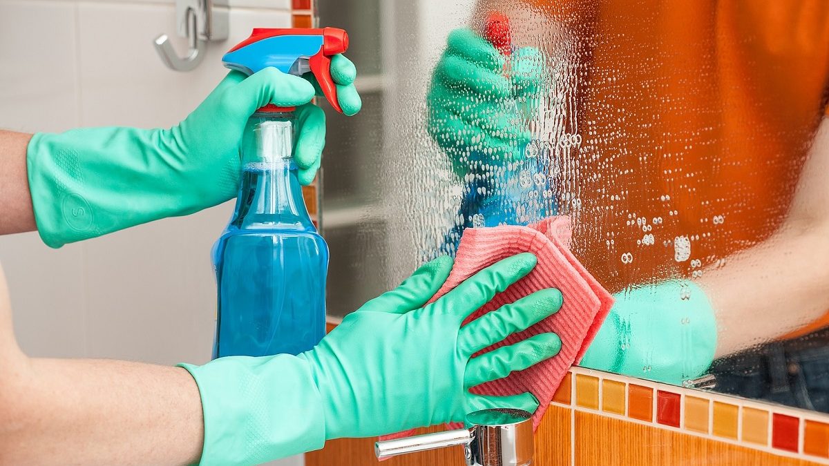 Как помыть зеркало без разводов, используя народные средства?