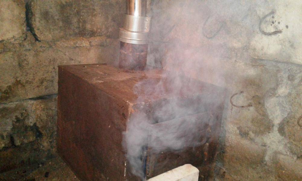 Дымит печь в бане: что делать, почему дымит печка, возможные причины, если идёт дым при открытой дверце