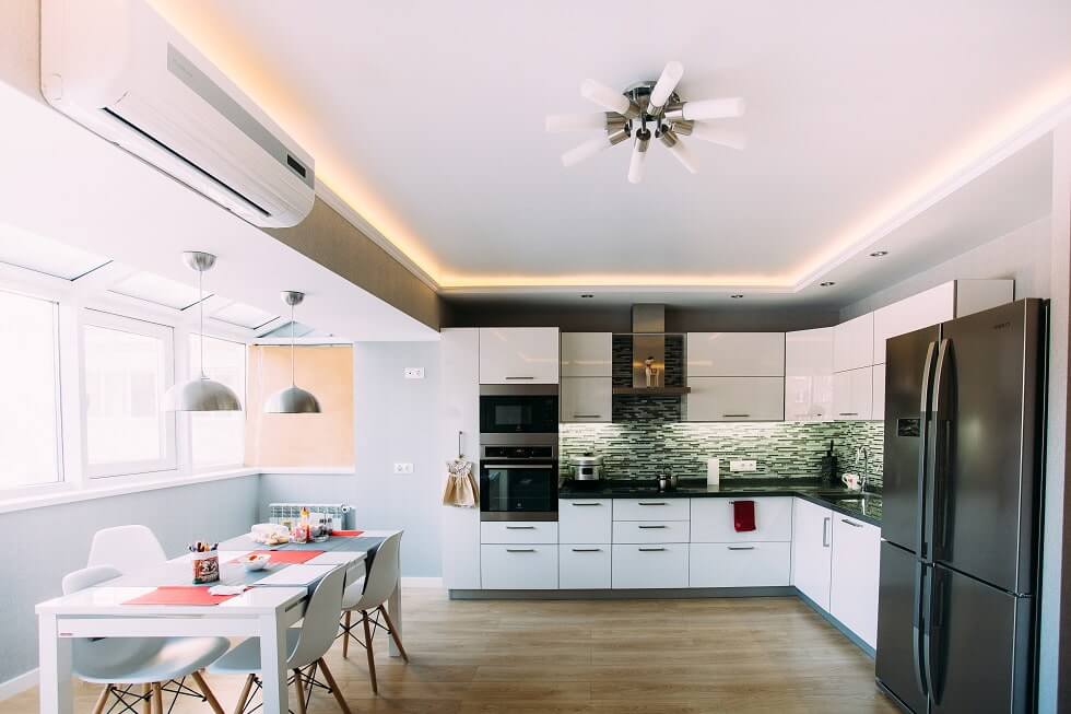 Натяжные потолки на кухне - фото вариантов дизайна, плюсы и минусы