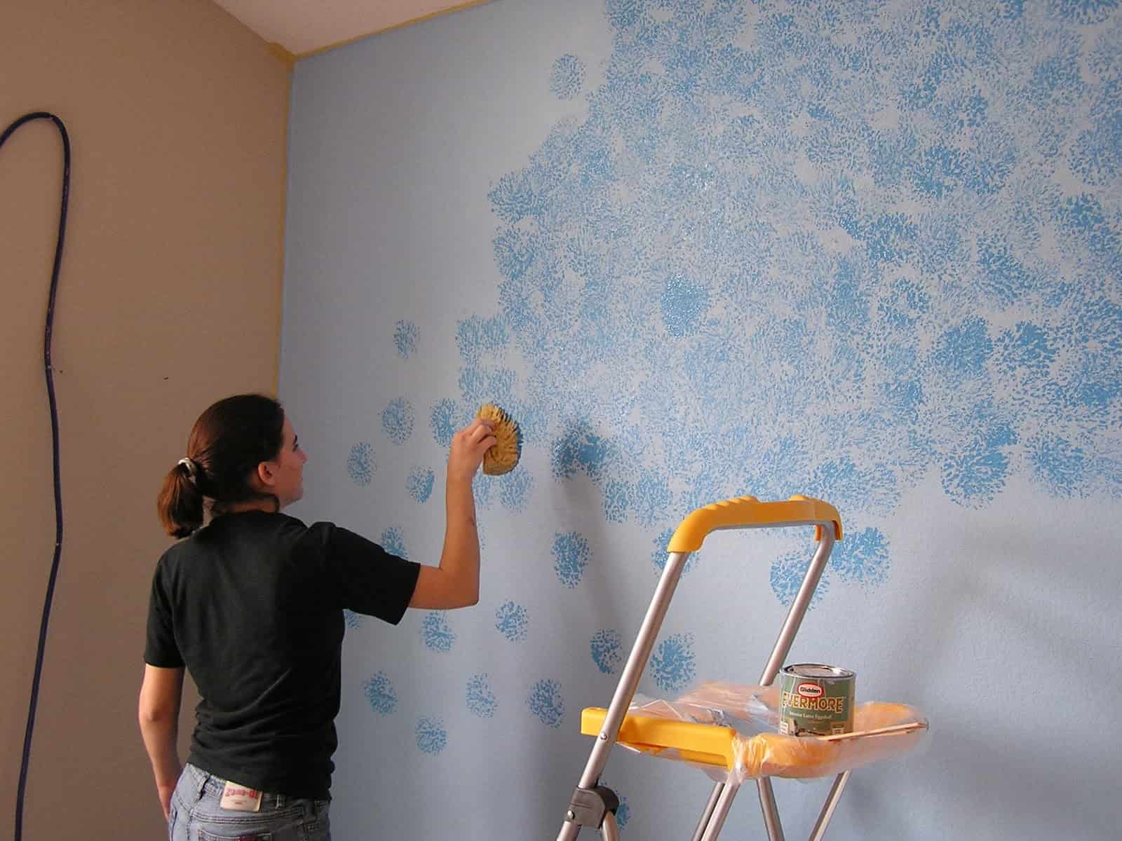 Чем покрасить стены в квартире вместо обоев
