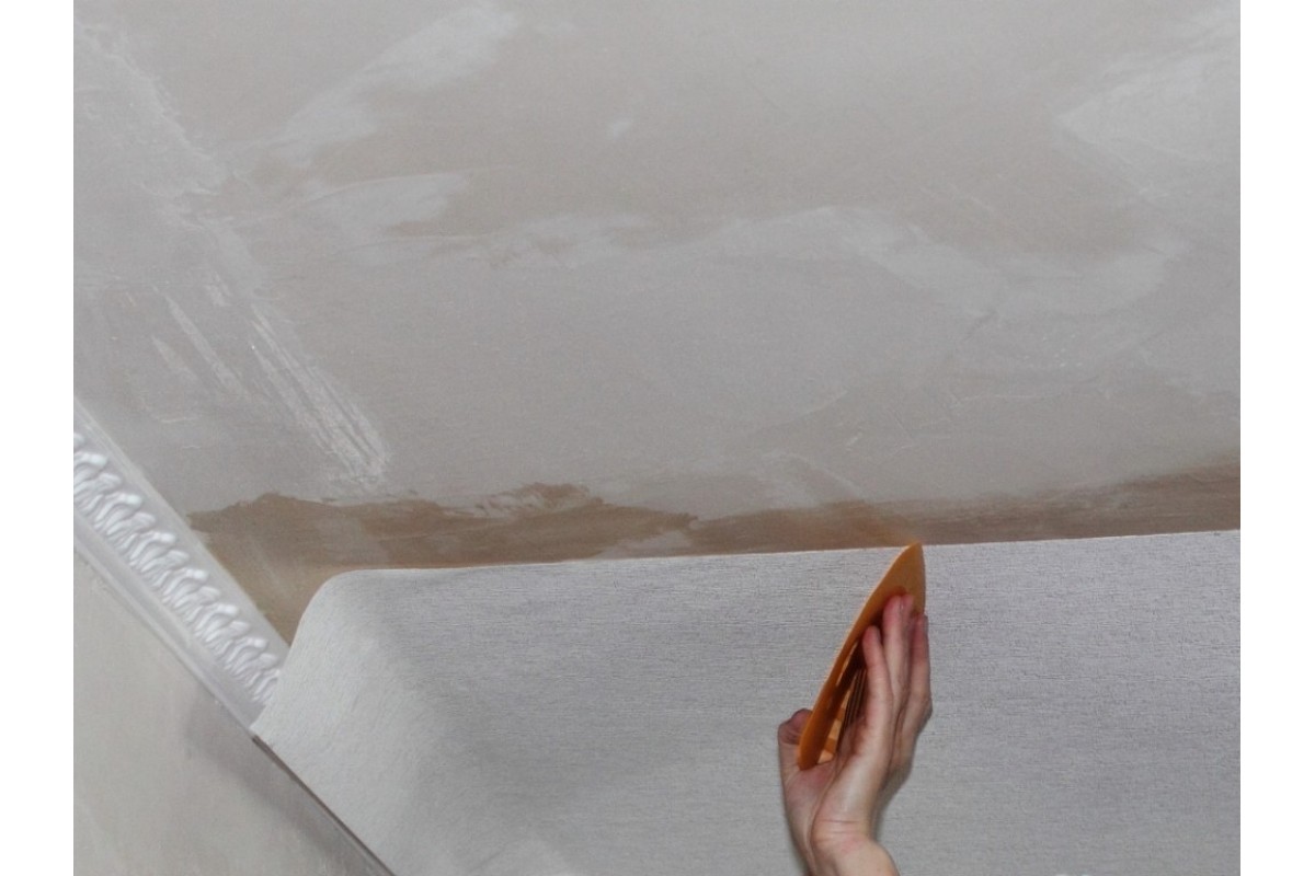 Обои на потолок под покраску: как выбрать, поклеить и покрасить