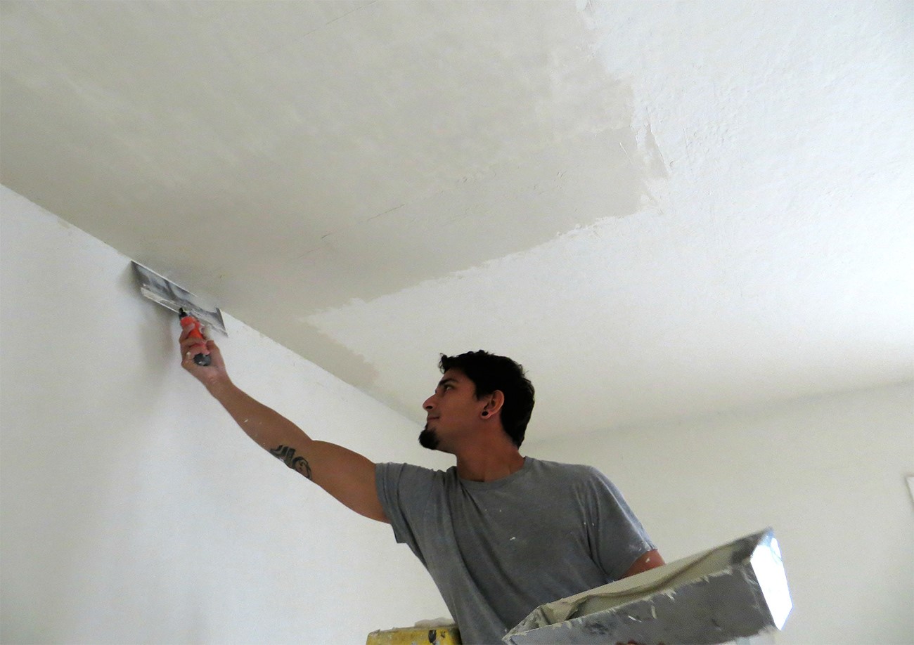 Чем шпаклевать потолок под покраску: полезные советы
