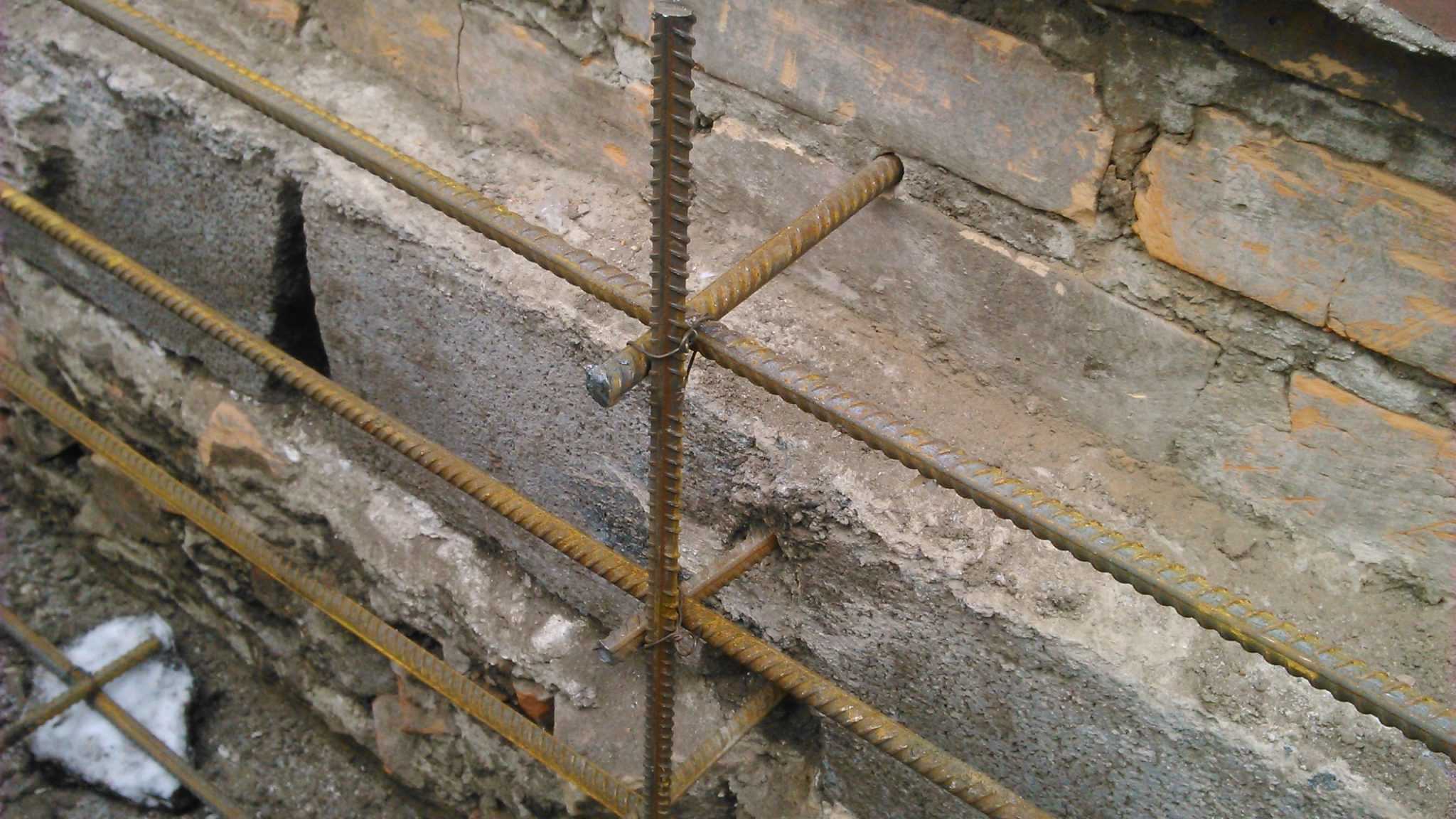 Ржавая арматура в бетоне