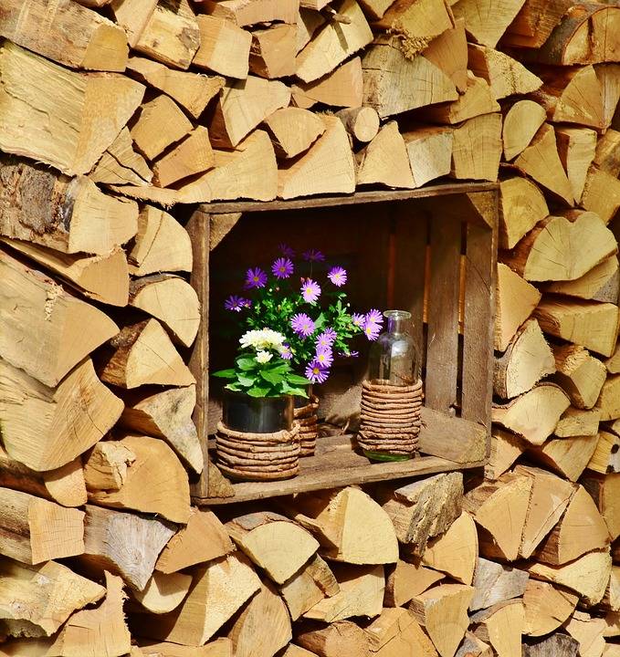 Как бесподобно оформить свой участок, используя ненужные деревянные доски и поленья (20 фото)
