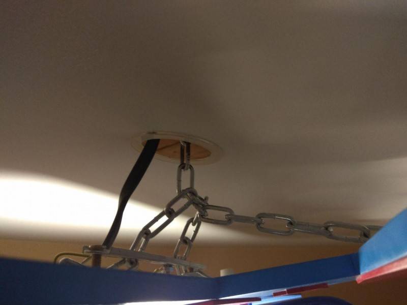 Как повесить люстру на натяжной потолок правильно - на планку, с крюком и без