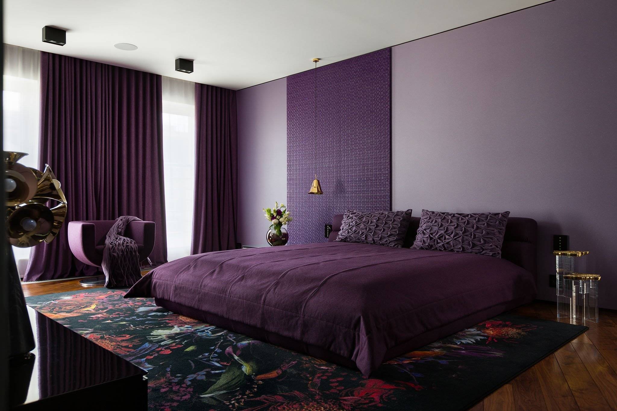 Фиолетовые обои для кухни, спальни, гостиной и прихожей с фото
