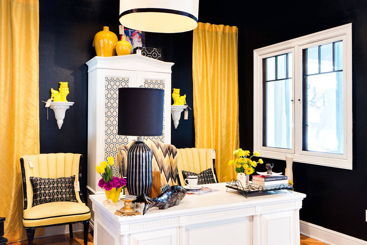 Уютная гостиная с желтыми стенами: 4 правила успеха