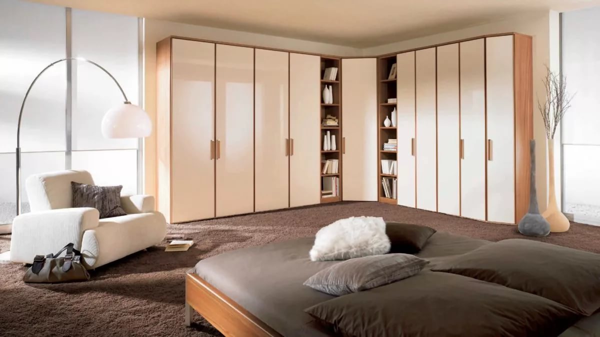 Как расставить мебель в спальне: как правильно расположить в маленькой комнате, размещение кровати с шкафами по бокам