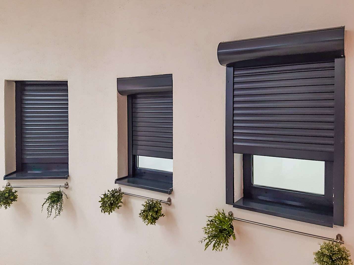 Защитные жалюзи рольставни на окна: вертикальные, горизонтальные