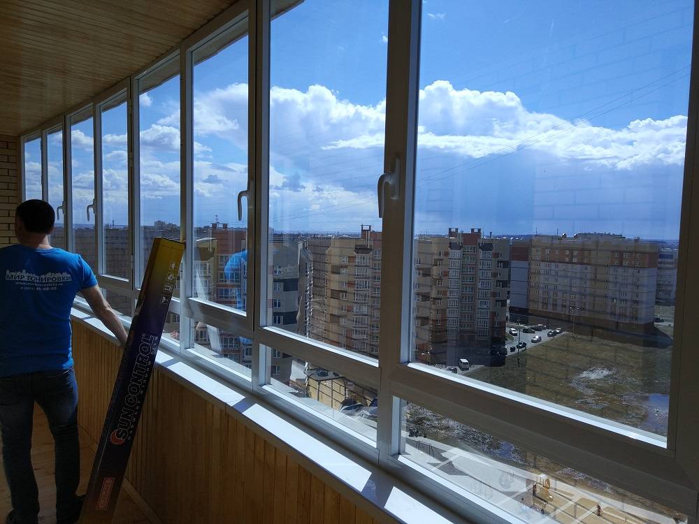 Тонировка балкона: оклейка тона и уход