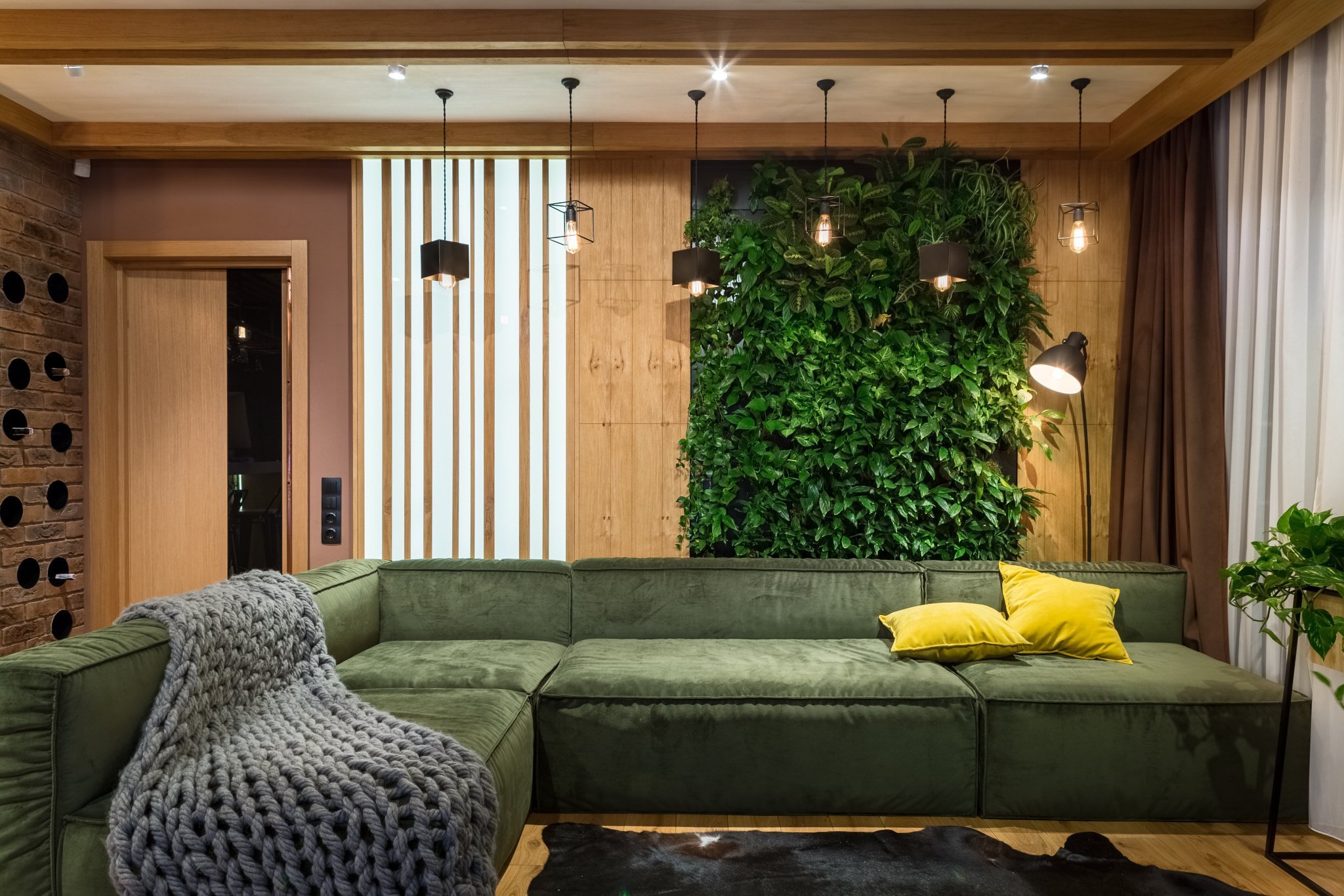 Зеленая стена в интерьере комнат: идеи и дизайн