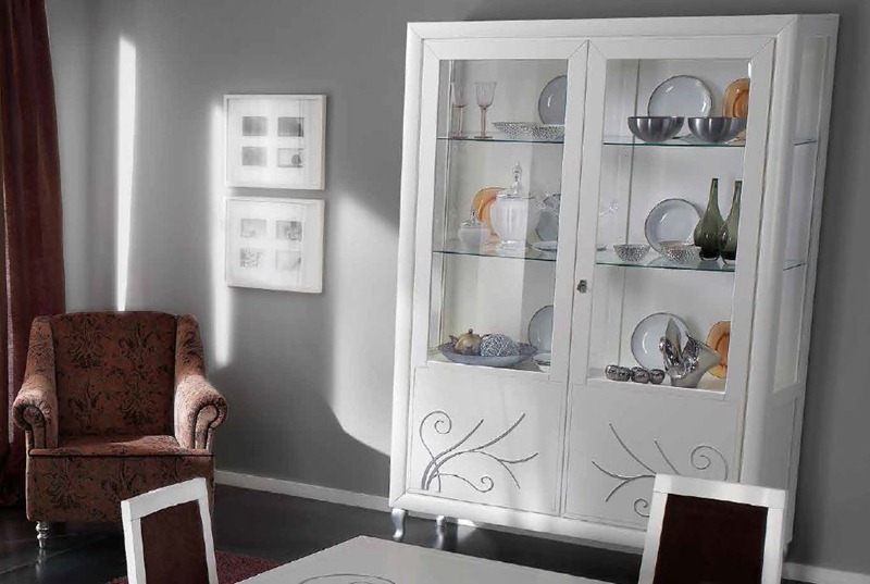 Шкафы-витрины со стеклом для гостиной: модели, материалы, стили (98 фото)