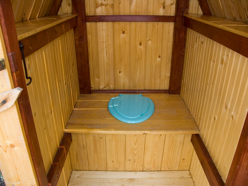 Туалет на даче с заводским или самодельным унитазом: обзор возможных вариантов и самостоятельная установка