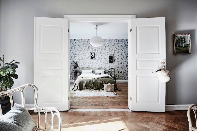 Белые двери в интерьере: современный дизайн глянцевых белых дверей, критерии выбора полотна для квартиры