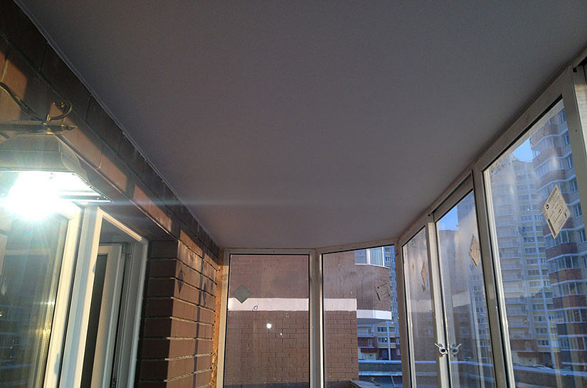 Можно ли установить натяжной потолок на балконе