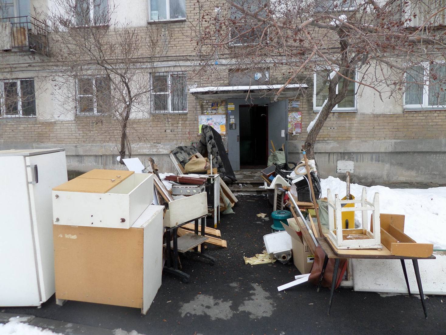 Как продать хлам: 8 способов избавиться от старых вещей и заработать на этом