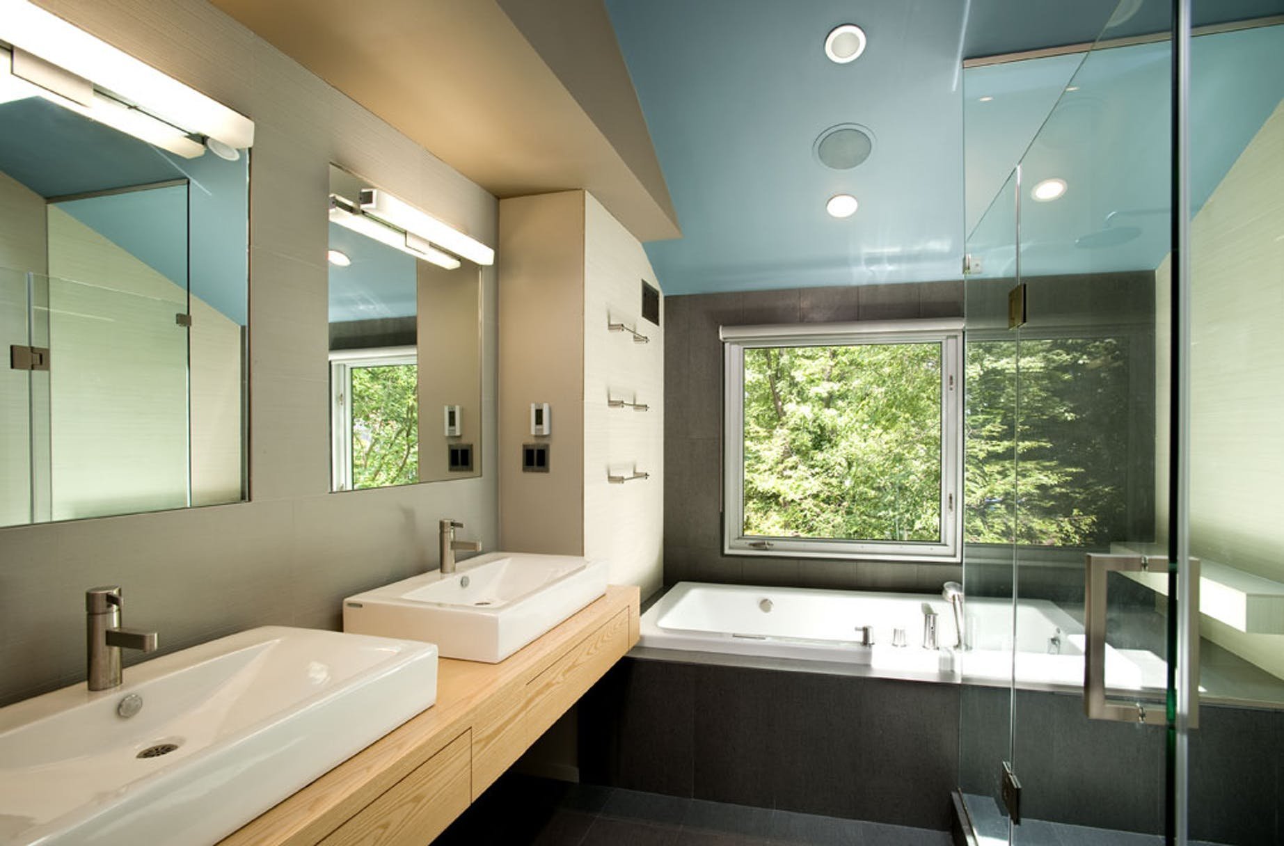 Потолок в ванной комнате - 120 фото впечатляющих идей создания стильного потолка