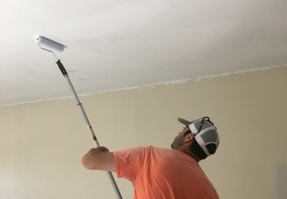 Покраска потолка из гипсокартона: пошаговая инструкция, необходимые инструменты