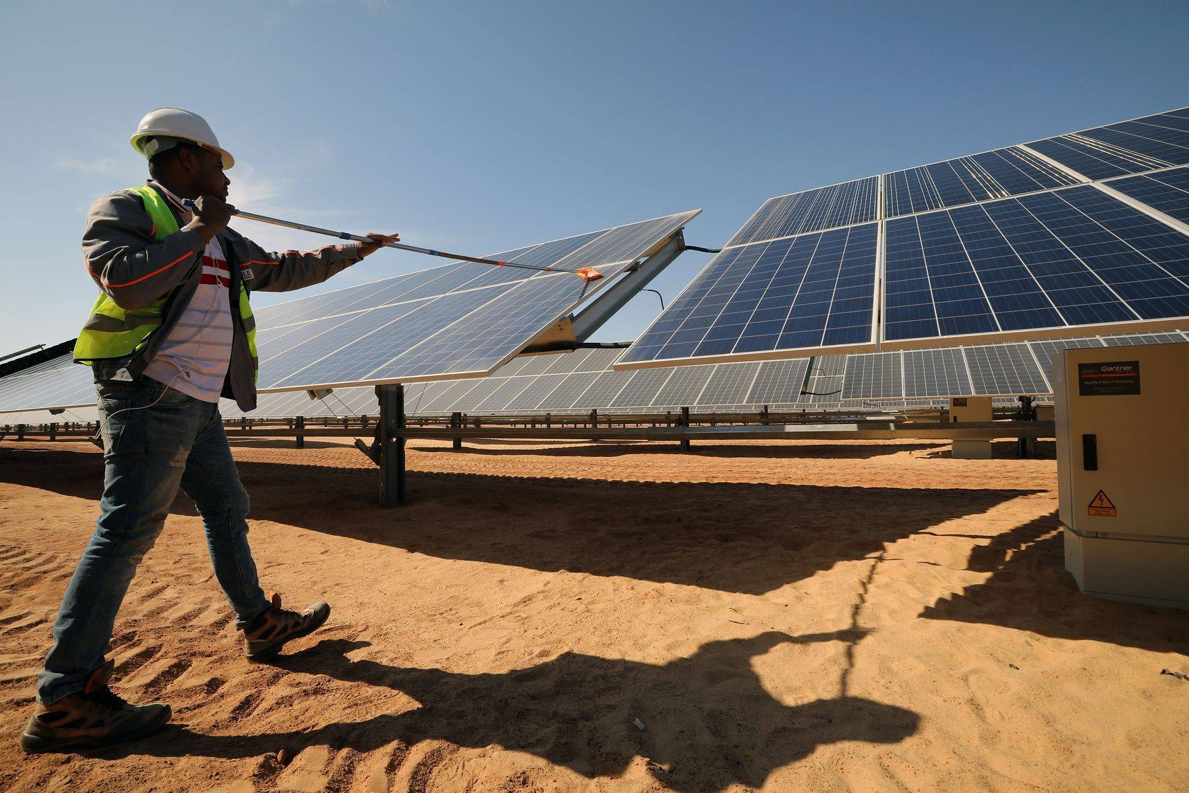 Самая дорогая энергетика. Солнечные электростанции в ОАЭ. Солнечная Энергетика ОАЭ. Солнечная станция в Эмиратах. Альтернативная Энергетика.