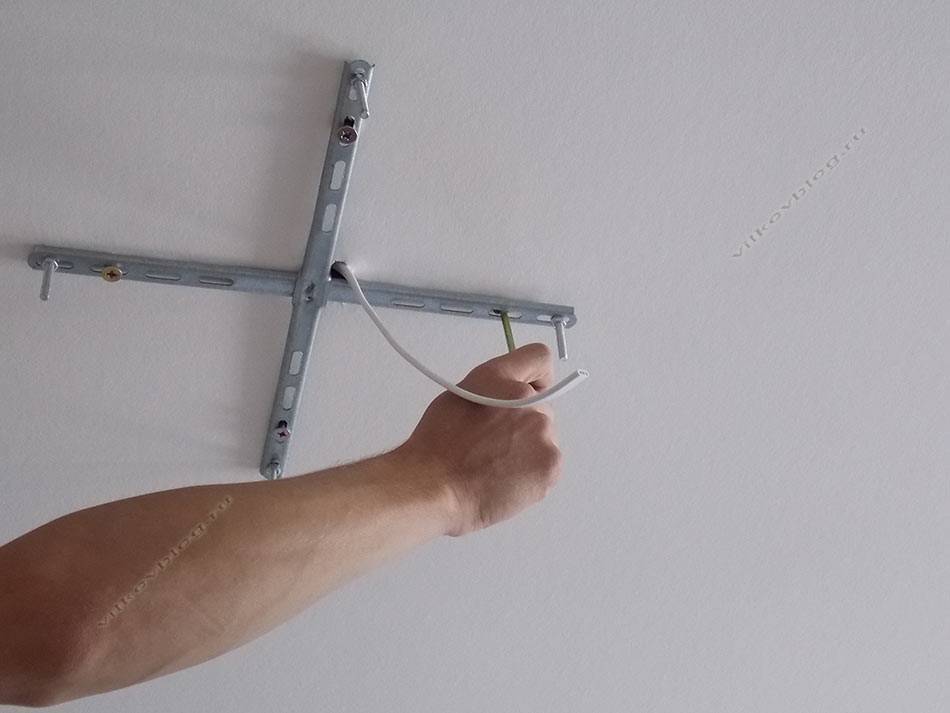 Как повесить люстру на потолок из гипсокартона: 3 популярных способа монтажа