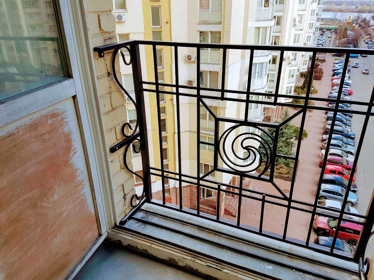 Французский балкон (62 фото): кованый балкончик или лоджия в хрущевке, двери и жалюзи, что это такое