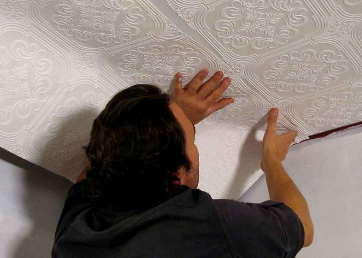 Как клеить обои на потолок самостоятельно: пошаговый план и видео / ремонт квартиры своими руками и современный дизайн интерьера